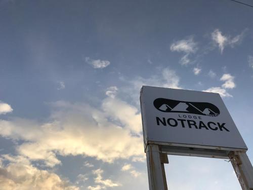 Notrackに飾ってある許可証、賞状、看板またはその他の書類