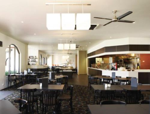 een eetkamer met tafels en stoelen in een restaurant bij Quality Resort Siesta in Albury