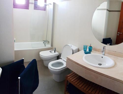 プエルト・カレロにあるComfy duplex in Puerto Caleroのバスルーム(トイレ、洗面台、鏡付)