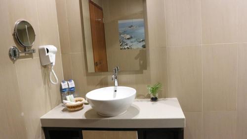 Ένα μπάνιο στο Golden Tulip Essential Belitung