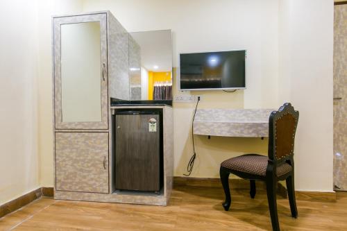 a room with a desk and a chair and a mirror at Hotel Platinum in Kolkata