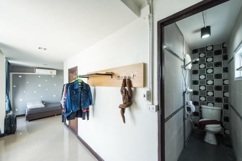 Ένα μπάνιο στο Full stop. Hostel Chiang Mai