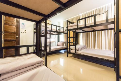 Ένα ή περισσότερα κρεβάτια σε δωμάτιο στο Full stop. Hostel Chiang Mai