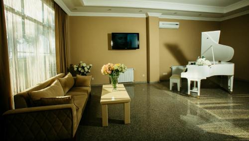 TV a/nebo společenská místnost v ubytování Kobuleti Pearl Of Sea Hotel & Spa