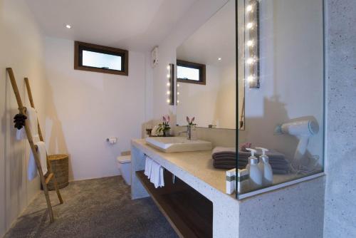bagno con lavandino e specchio di Enkosa 4-Bedroom Wooden Luxury House a Siem Reap