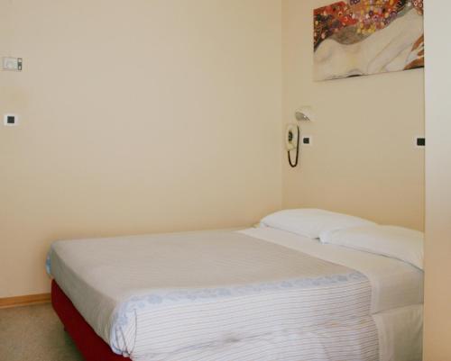 Ένα ή περισσότερα κρεβάτια σε δωμάτιο στο Hotel Jolie