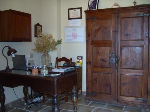 a room with a desk with a laptop and a wooden door at Mesa del Conde in San Felices de los Gallegos