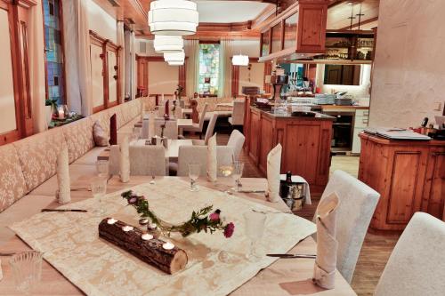 une salle à manger avec une grande table et des chaises dans l'établissement Hotel Zur Eisenbahn, à Renningen