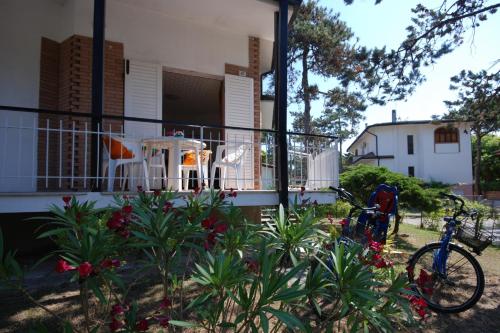 ein Fahrrad auf einem Balkon eines Hauses geparkt in der Unterkunft Villaggio Alex in Lignano Sabbiadoro