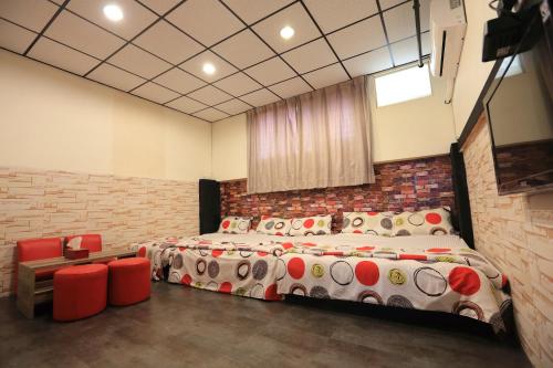 Postel nebo postele na pokoji v ubytování 羅東夜市 工業Loft旅宿