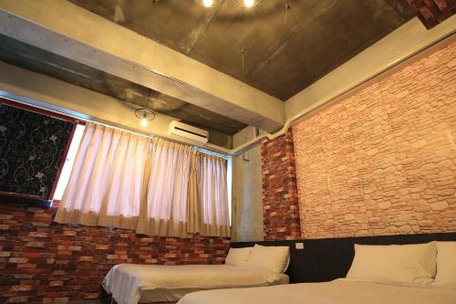 Postel nebo postele na pokoji v ubytování 羅東夜市 工業Loft旅宿