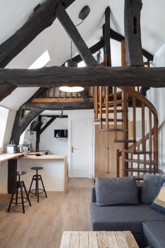 un salon avec un canapé et une table dans l'établissement Les Lices by Cocoonr, à Rennes