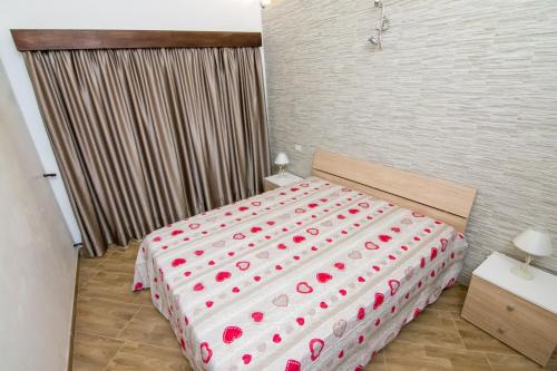 ein Schlafzimmer mit einem großen Bett mit roten Herzen in der Unterkunft Rifugio Massafera 2 in Massafra
