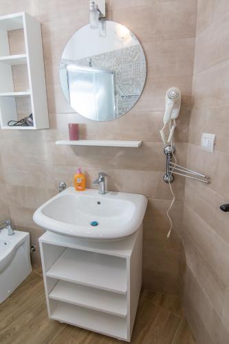 a bathroom with a sink and a mirror at Rifugio Massafera 2 in Massafra
