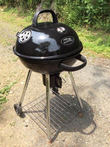 a black grill sitting on top of a grill at Bunbuku no yu in Kasama