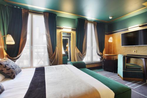 a hotel room with a bed and a tv at Maison Nabis by HappyCulture in Paris