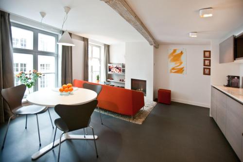 a living room with a white table and chairs at Drabstraat 2 Apartment in Ghent