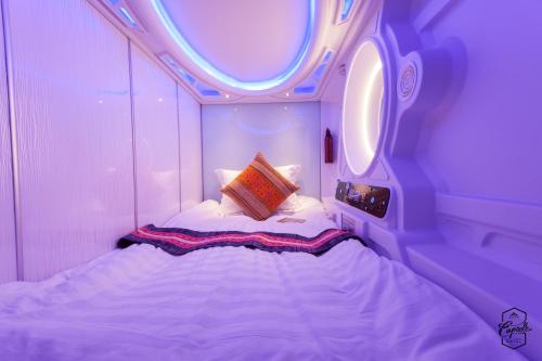 a small room with a bed in an airplane at Sapa Capsule Hotel in Sa Pa