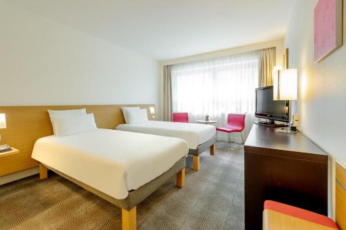 TV a/nebo společenská místnost v ubytování Novotel Aachen City