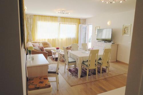 uma cozinha e sala de estar com mesa e cadeiras em Sweet Dream 2 em Dubrovnik