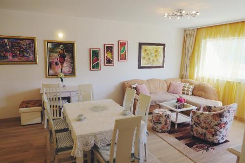 uma sala de estar com uma mesa e um sofá em Sweet Dream 2 em Dubrovnik