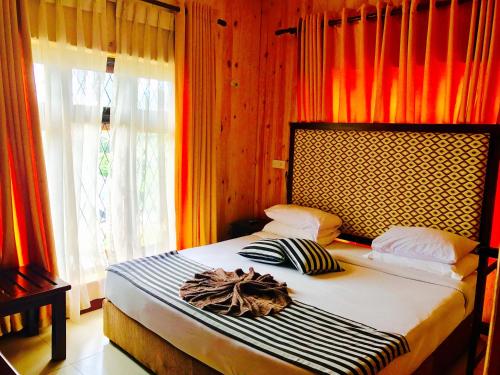 A bed or beds in a room at Single Tree Hotel