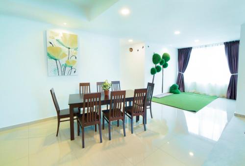 a dining room with a table and chairs at Hard Rock VIP Guest House in Mersing