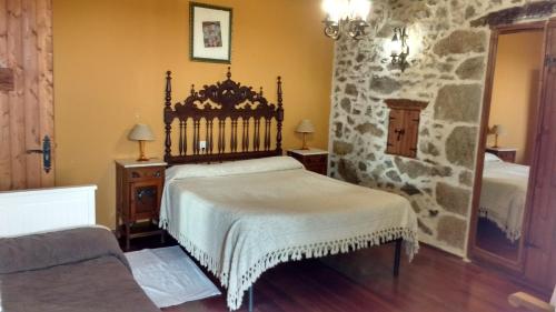 Postel nebo postele na pokoji v ubytování Casa dos Muros turismo rural y actividades en la Ribeira Sacra