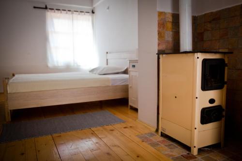 Una cama o camas en una habitación de Dembelija Rooms
