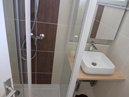 Kylpyhuone majoituspaikassa Holiday Home Hameau des Pins