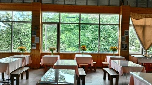 Un restaurante o sitio para comer en Qing Jing Xiao Taiyang Jingguan Homestay