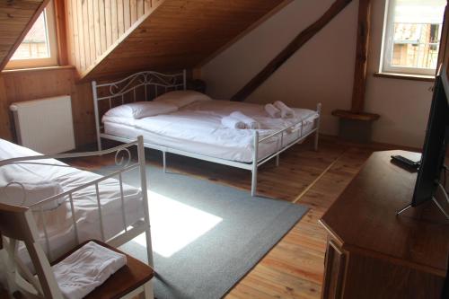 a bedroom with two bunk beds in a attic at Siedlisko Gizewo in Gizewo