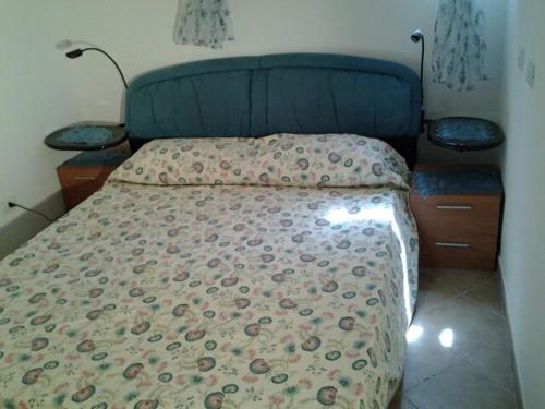カポテッラにあるmari e montiのベッドルーム1室(ベッド1台、掛け布団付)