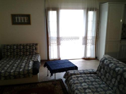カポテッラにあるmari e montiのリビングルーム(ソファ、ベッド、窓付)