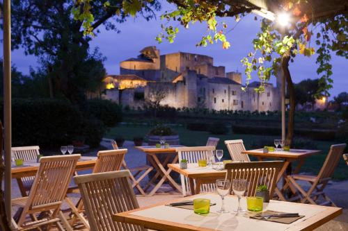 Un restaurant sau alt loc unde se poate mânca la Logis L'Auberge de Larressingle