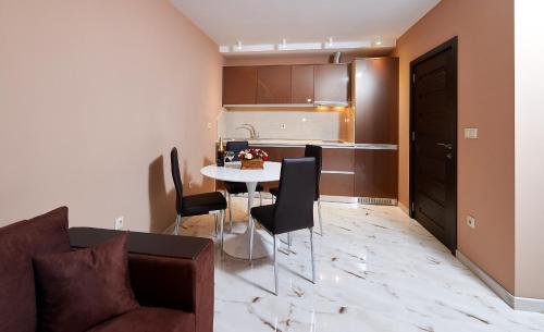 eine Küche und ein Esszimmer mit einem Tisch und Stühlen in der Unterkunft Apartments Magic in Pomorie