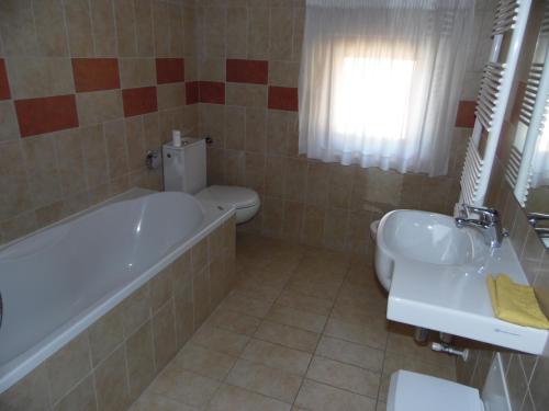 łazienka z wanną, toaletą i umywalką w obiekcie Hotel Coste Del Lago w mieście Limosano