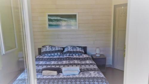 een slaapkamer met een bed met kussens erop bij B&B Mob Mimizan On The Beach in Mimizan