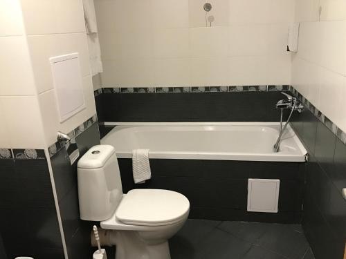 un bagno con wc e vasca da bagno di Болгария, г.Свети Влас, к."Райска градина" a Sveti Vlas