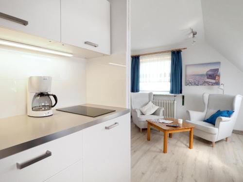 eine Küche und ein Wohnzimmer in einem Apartment in der Unterkunft Haus Gisela in Büsum