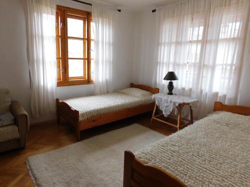 Łóżko lub łóżka w pokoju w obiekcie Family Vacation Home Topolnitza