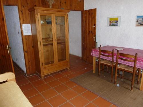 um quarto com uma mesa e cadeiras num quarto em Argelès Plage-tout près de la mer em Argelès-sur-Mer