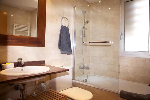 バダロナにあるGreat Sea-Side Barcelona Apartmentのバスルーム(シンク、シャワー、トイレ付)