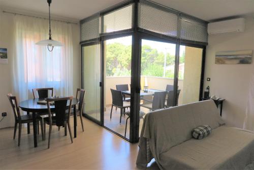 - un salon avec un canapé et une table avec des chaises dans l'établissement Apartment Lara, à Rovinj