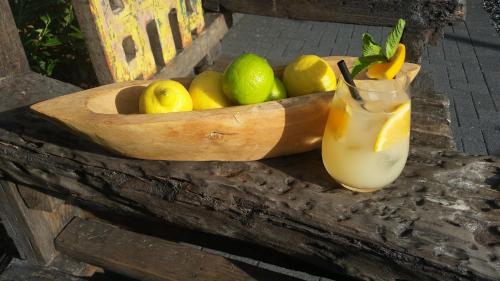a wooden bowl filled with lemons and a drink at FourSide Plaza Hotel Trier, Trademark Collection by Wyndham in Trier