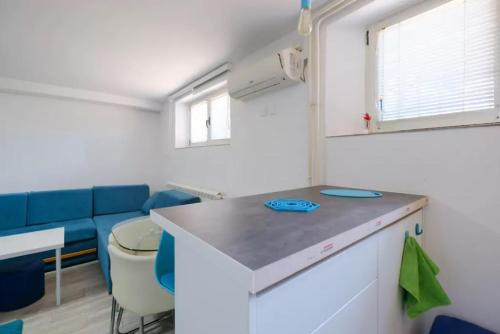 a room with a counter and a table and chairs at Apartment Fontana in Belgrade