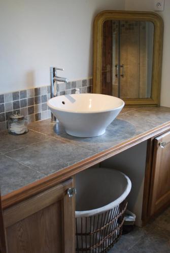 - un lavabo blanc sur un comptoir dans la salle de bains dans l'établissement Maison de Charme dans Domaine 17ème, à Tarascon