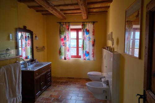 ein Badezimmer mit zwei Waschbecken und zwei Toiletten in der Unterkunft Casa Montale in Montecarotto