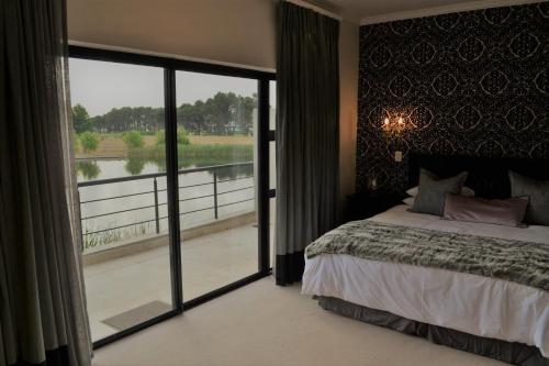 En eller flere senger på et rom på Pearl Valley-Golf Safari SA