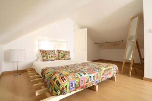 Кровать или кровати в номере Bairro Alto Window - Cozy Spot in a Buzzing Locale